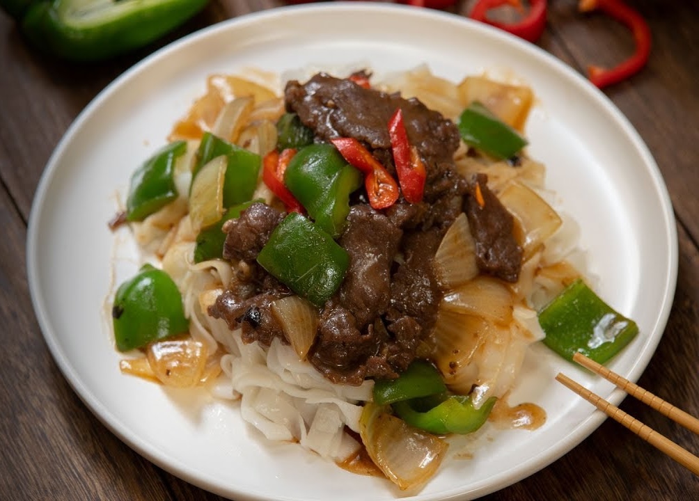 Stir Fried Flat Rice Noodle w/ Beef in Black Bean Sauce